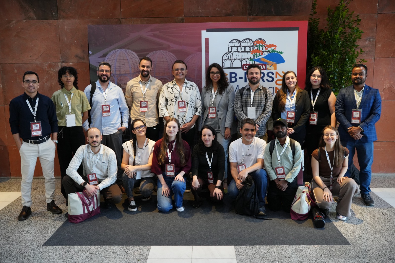 Vinte membros do CINE apresentam pesquisas em evento internacional de materiais